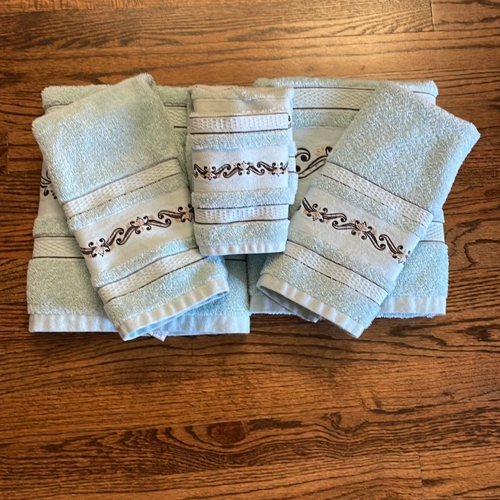 New! Set of 6, Matching bath towel set!